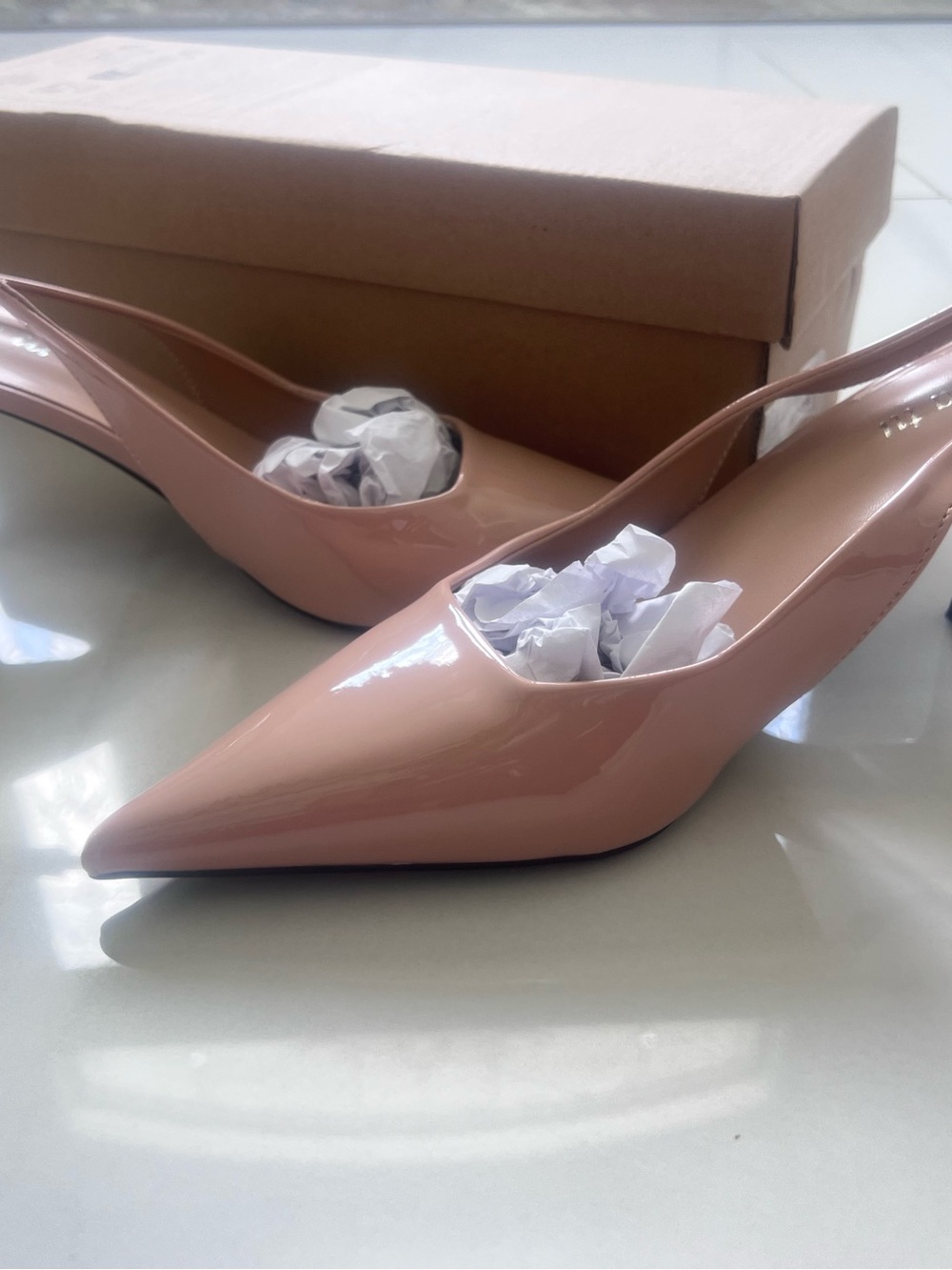 NWT nude patent slingback kitten heels with a pointed-toe silhouette Size 38 - Picture 2 of 4